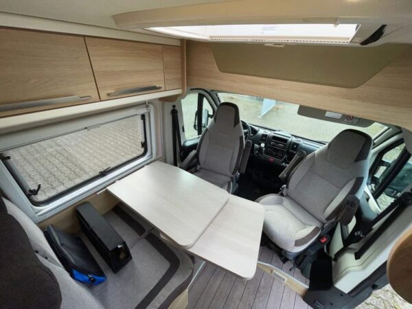 Knaus Boxstar Street - porte-bagages arrière automatique pivotant.