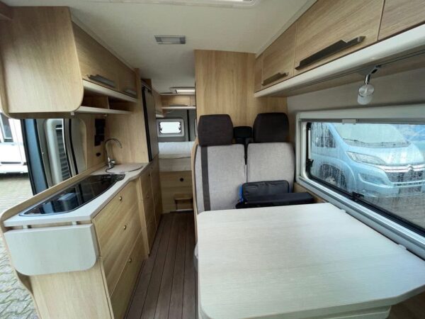 Knaus Boxstar Street - porte-bagages arrière automatique pivotant.