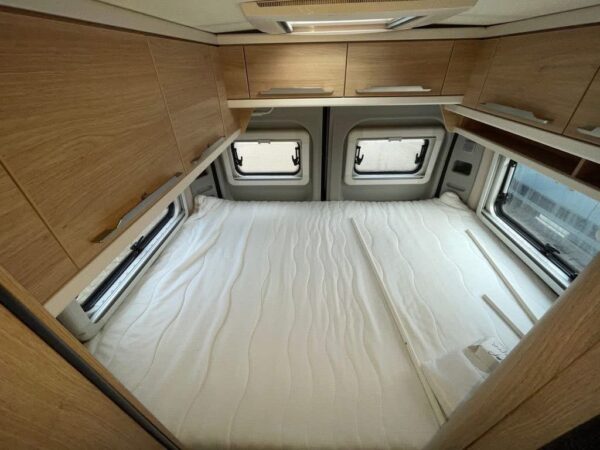 Knaus Boxstar Street - porte-bagages arrière automatique pivotant.