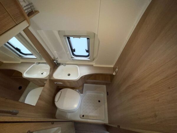 Knaus Boxstar Street - porte-bagages arrière automatique pivotant.