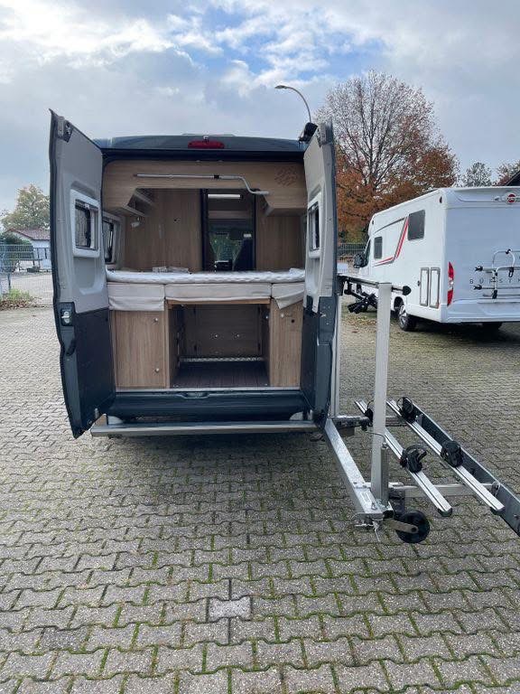 Knaus Boxstar Street - porte-bagages arrière automatique pivotant.