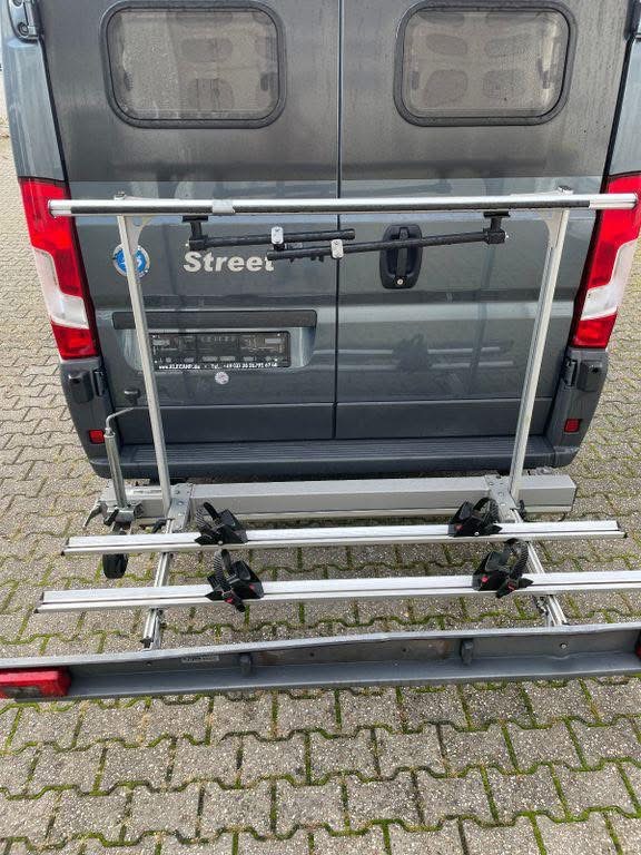 Knaus Boxstar Street - porte-bagages arrière automatique pivotant.