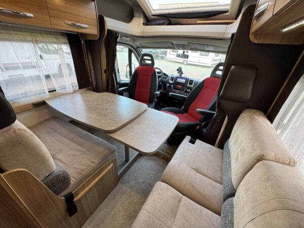 Challenger GENESIS 36 / AUT / 140HK / D.BED / R.CAMERA / LEVÉE-ABAISSEMENT / TAMBOUR / 3500KG / REG POUR 5