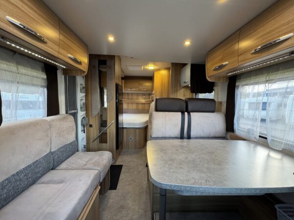 Challenger GENESIS 36 / AUT / 140HK / D.BED / R.CAMERA / LEVÉE-ABAISSEMENT / TAMBOUR / 3500KG / REG POUR 5