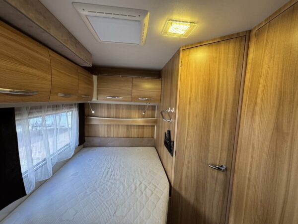 Challenger GENESIS 36 / AUT / 140HK / D.BED / R.CAMERA / LEVÉE-ABAISSEMENT / TAMBOUR / 3500KG / REG POUR 5