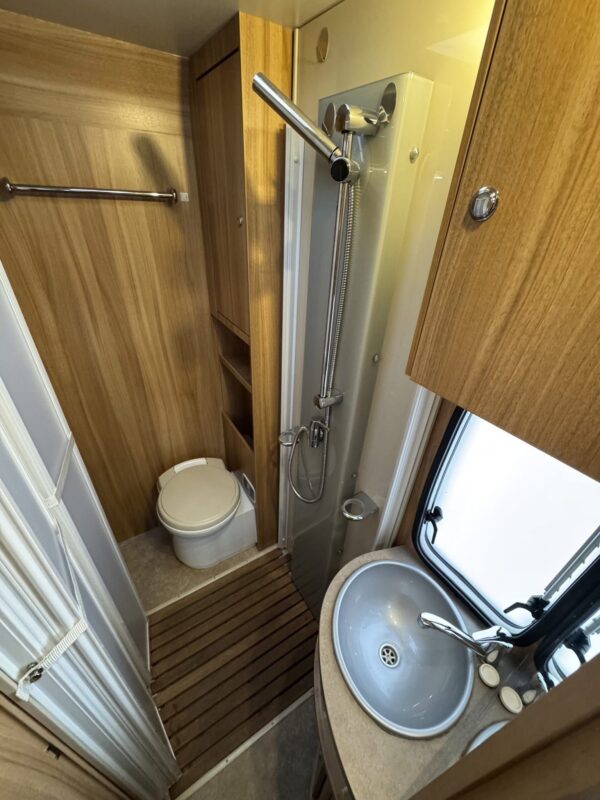 Challenger GENESIS 36 / AUT / 140HK / D.BED / R.CAMERA / LEVÉE-ABAISSEMENT / TAMBOUR / 3500KG / REG POUR 5