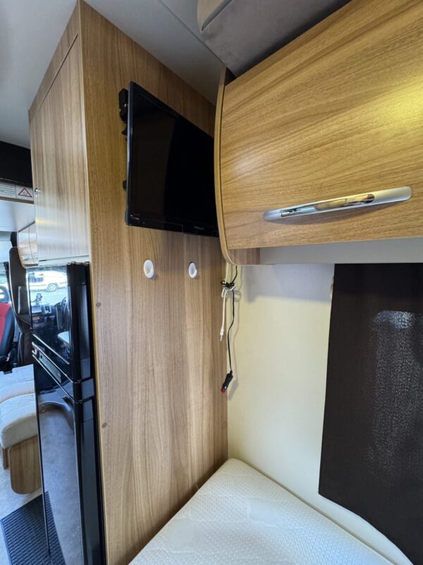 Challenger GENESIS 36 / AUT / 140HK / D.BED / R.CAMERA / LEVÉE-ABAISSEMENT / TAMBOUR / 3500KG / REG POUR 5