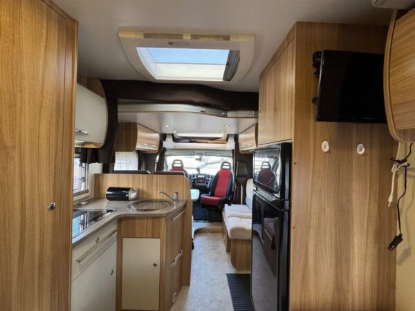 Challenger GENESIS 36 / AUT / 140HK / D.BED / R.CAMERA / LEVÉE-ABAISSEMENT / TAMBOUR / 3500KG / REG POUR 5