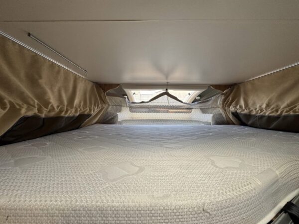 Challenger GENESIS 36 / AUT / 140HK / D.BED / R.CAMERA / LEVÉE-ABAISSEMENT / TAMBOUR / 3500KG / REG POUR 5