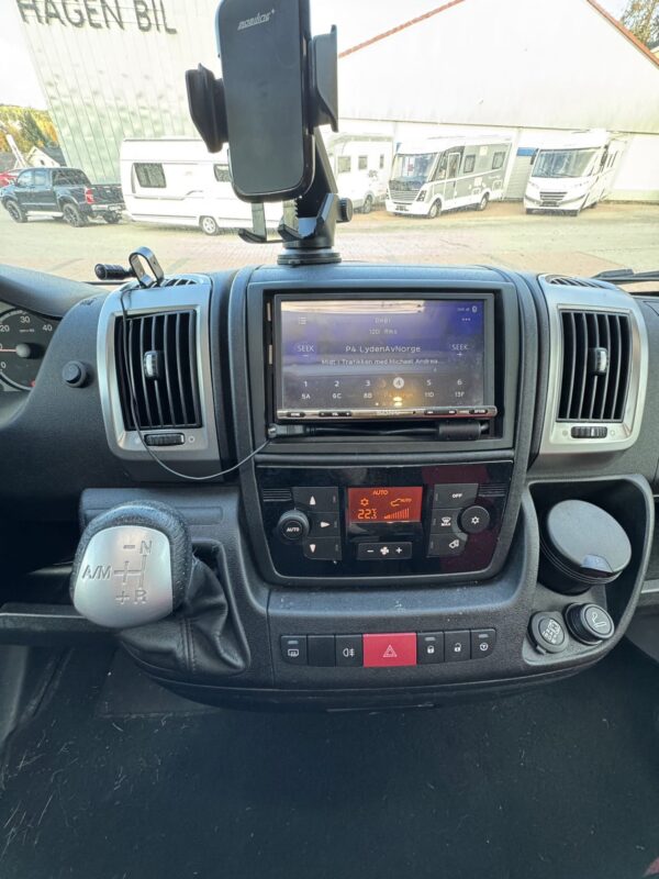 Challenger GENESIS 36 / AUT / 140HK / D.BED / R.CAMERA / LEVÉE-ABAISSEMENT / TAMBOUR / 3500KG / REG POUR 5