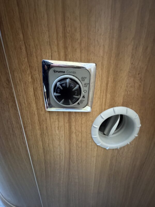 Challenger GENESIS 36 / AUT / 140HK / D.BED / R.CAMERA / LEVÉE-ABAISSEMENT / TAMBOUR / 3500KG / REG POUR 5