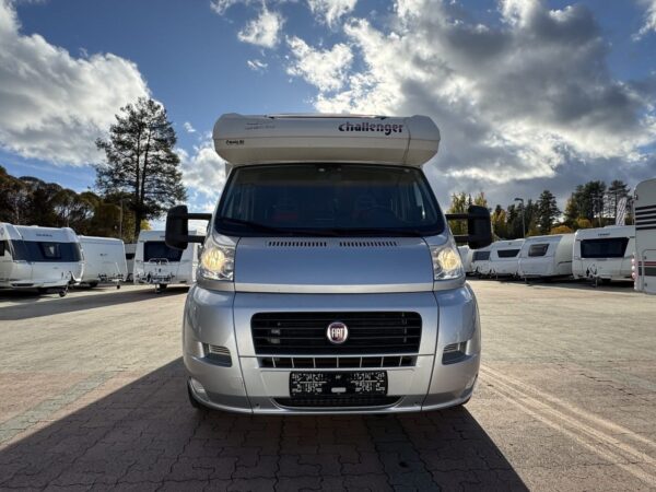 Challenger GENESIS 36 / AUT / 140HK / D.BED / R.CAMERA / LEVÉE-ABAISSEMENT / TAMBOUR / 3500KG / REG POUR 5