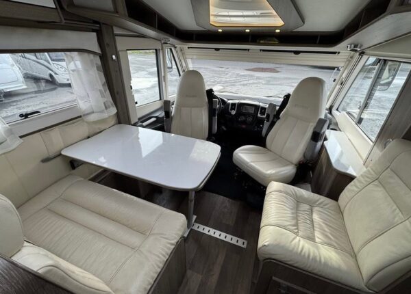 KABE Travemaster I 810 LT / Pieds de support hydrauliques