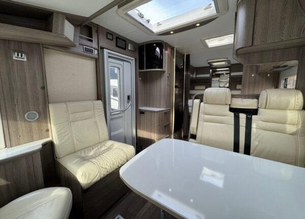 KABE Travemaster I 810 LT / Pieds de support hydrauliques