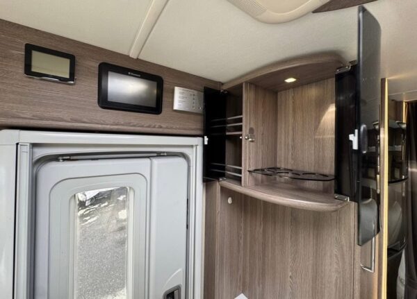 KABE Travemaster I 810 LT / Pieds de support hydrauliques