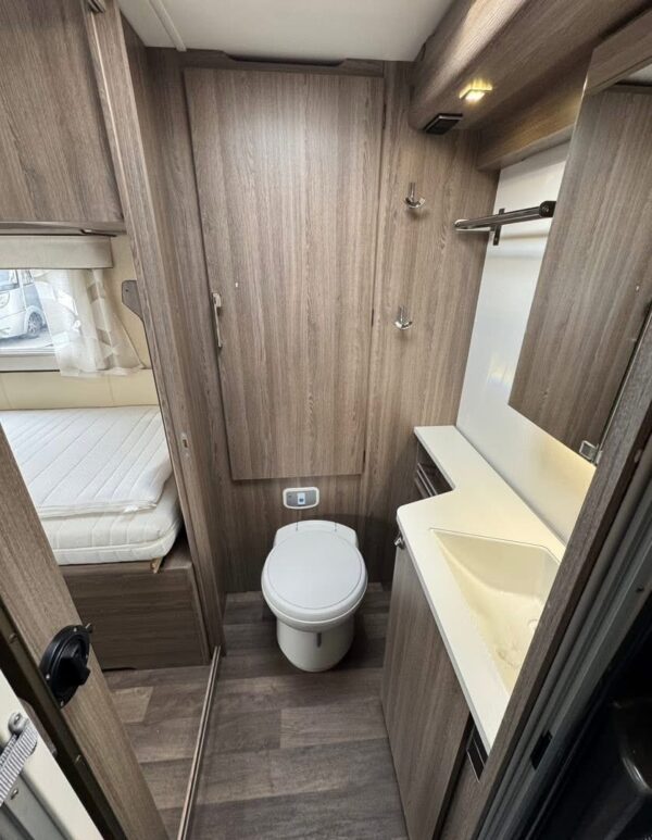 KABE Travemaster I 810 LT / Pieds de support hydrauliques