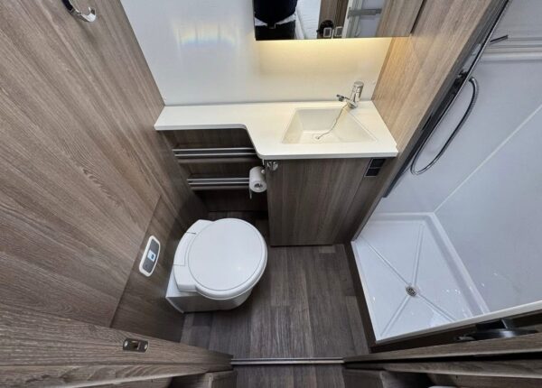 KABE Travemaster I 810 LT / Pieds de support hydrauliques