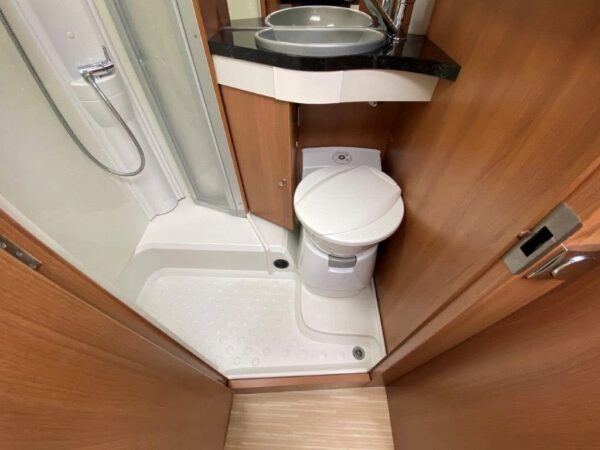 LMC Breezer V633 G - Festett - auto.Sat/TV - Solar