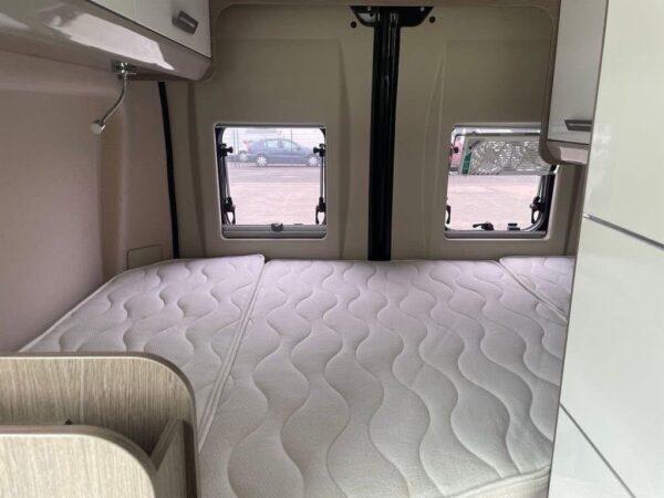 IMG_2797 Pössl Chausson V594S VIP 9G Automatique Toit Suré Rehaussant